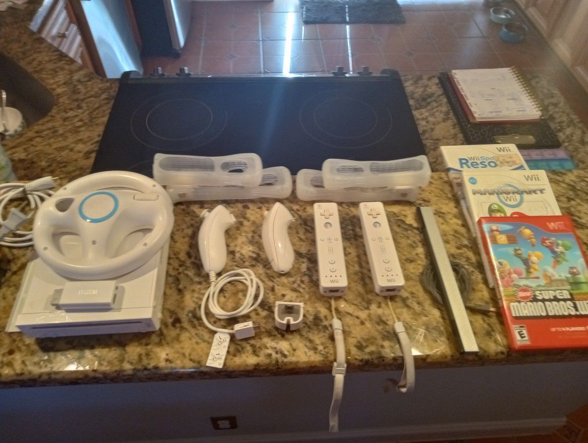 Nintendo Wii  Console 3 Games And Wheel