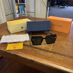 Louis Vuitton Woman’s LV Sunglasses! Brand New!
