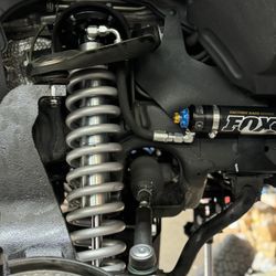 FOX COILOVER SHOCKS WITH ADJUSTERS RACE SERIES 🔥FRONT AND REAR 4000$ PAYMENT PLANS AVAILABLE
