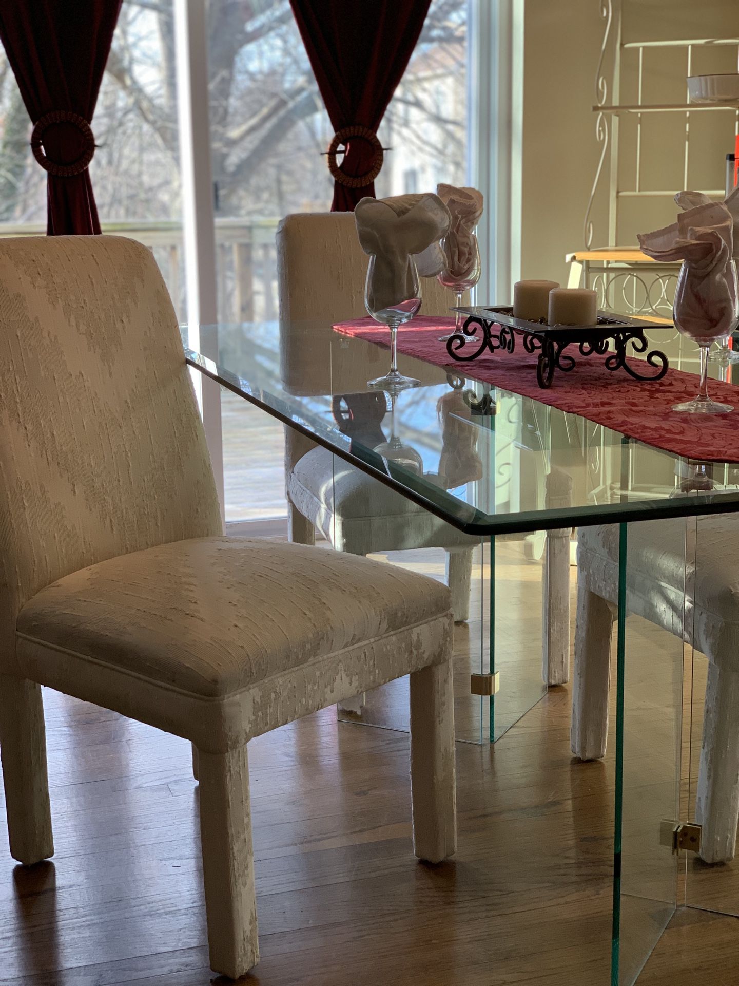 Glass dining room table with 4 Parsons chairs in great condition
