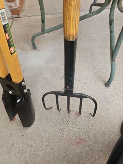 Pitch fork, 5 prong, in excellent condition, E MESA