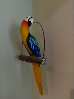 Lifelike parrot (decoration)