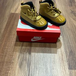 New Nike Woodside Toddler size 7