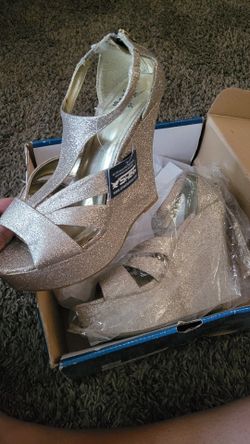 New Gold Glitter Size 7.5 $10