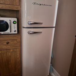 Frigidaire Retro Refrigerator