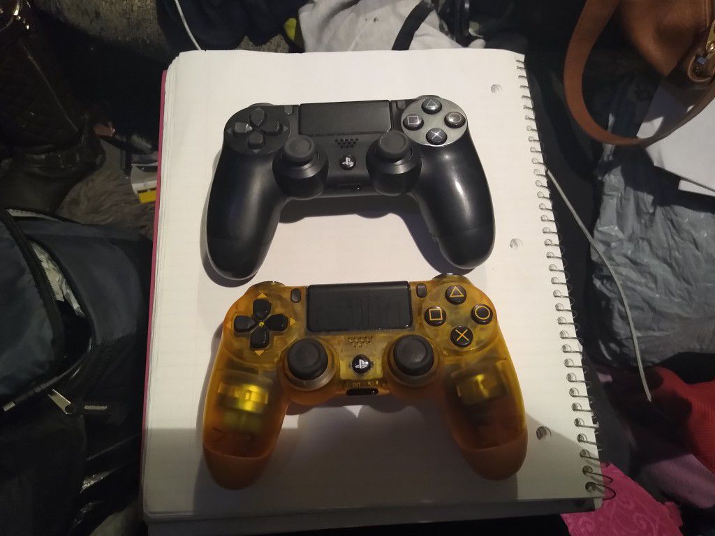 PS4 CONTROLLERS LIKE NEW