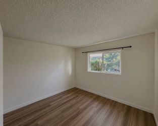 1 bed 1closet