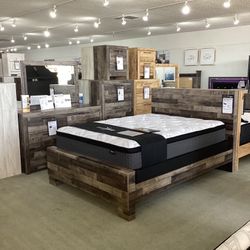 Derekson 4pc Queen Size Panel Bedroom Set