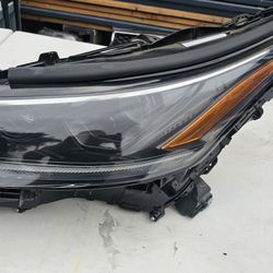 Toyota Highlander Right Side Headlight LED  OEM 10000-8A0HW  2021 2022 For Parts