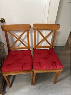 move place. Sturdy solid wood round single-pedestal dining table + 4 solid wood chairs + 4 chair cushions。。Reluctantly parting with these items—please