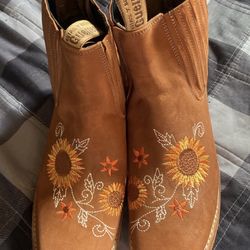 Woman’s Boots  New Size 7.5 