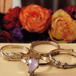 #1696, LOT GOLD TONE 4 RINGS SIZE 7 ALL
