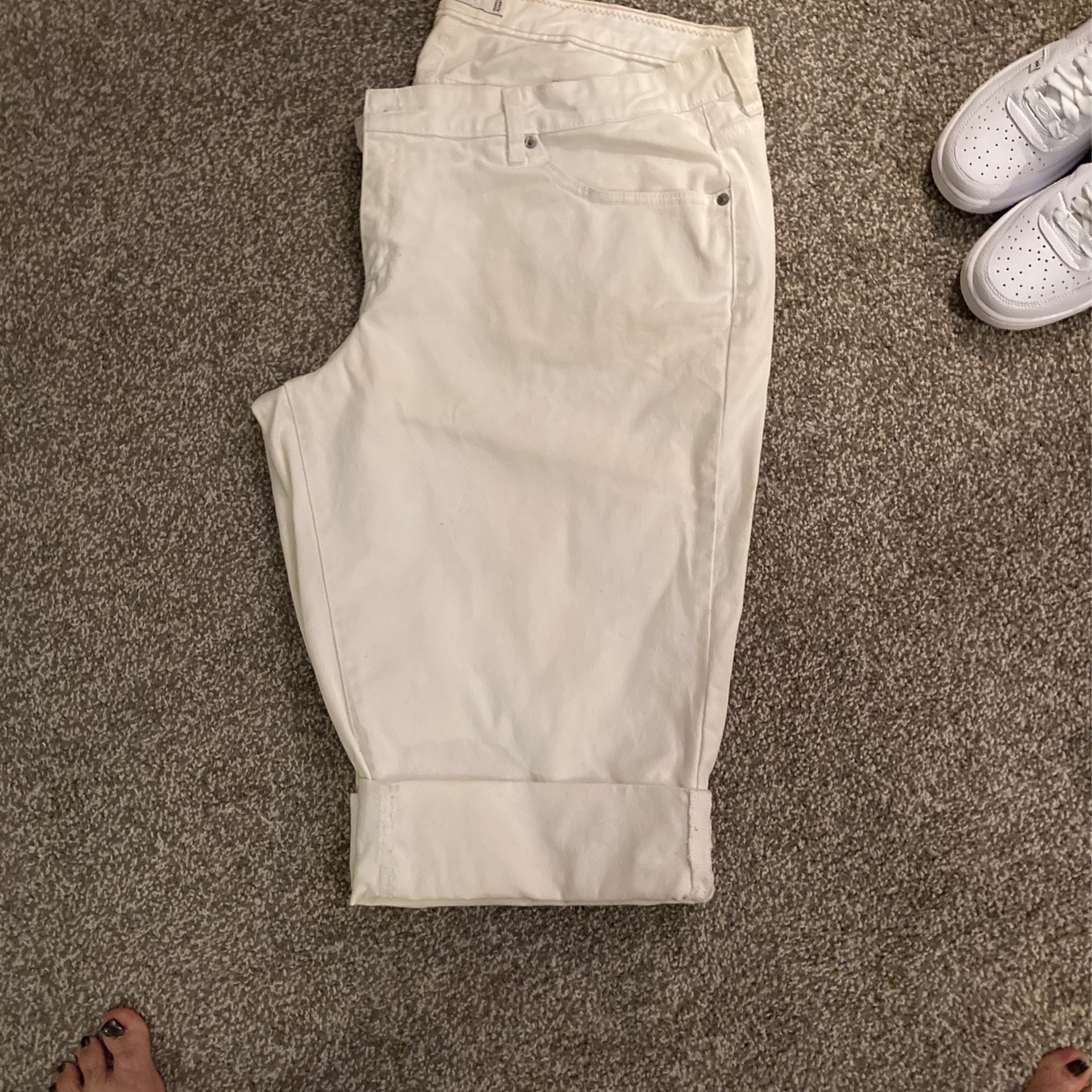 White Levi’s Capris