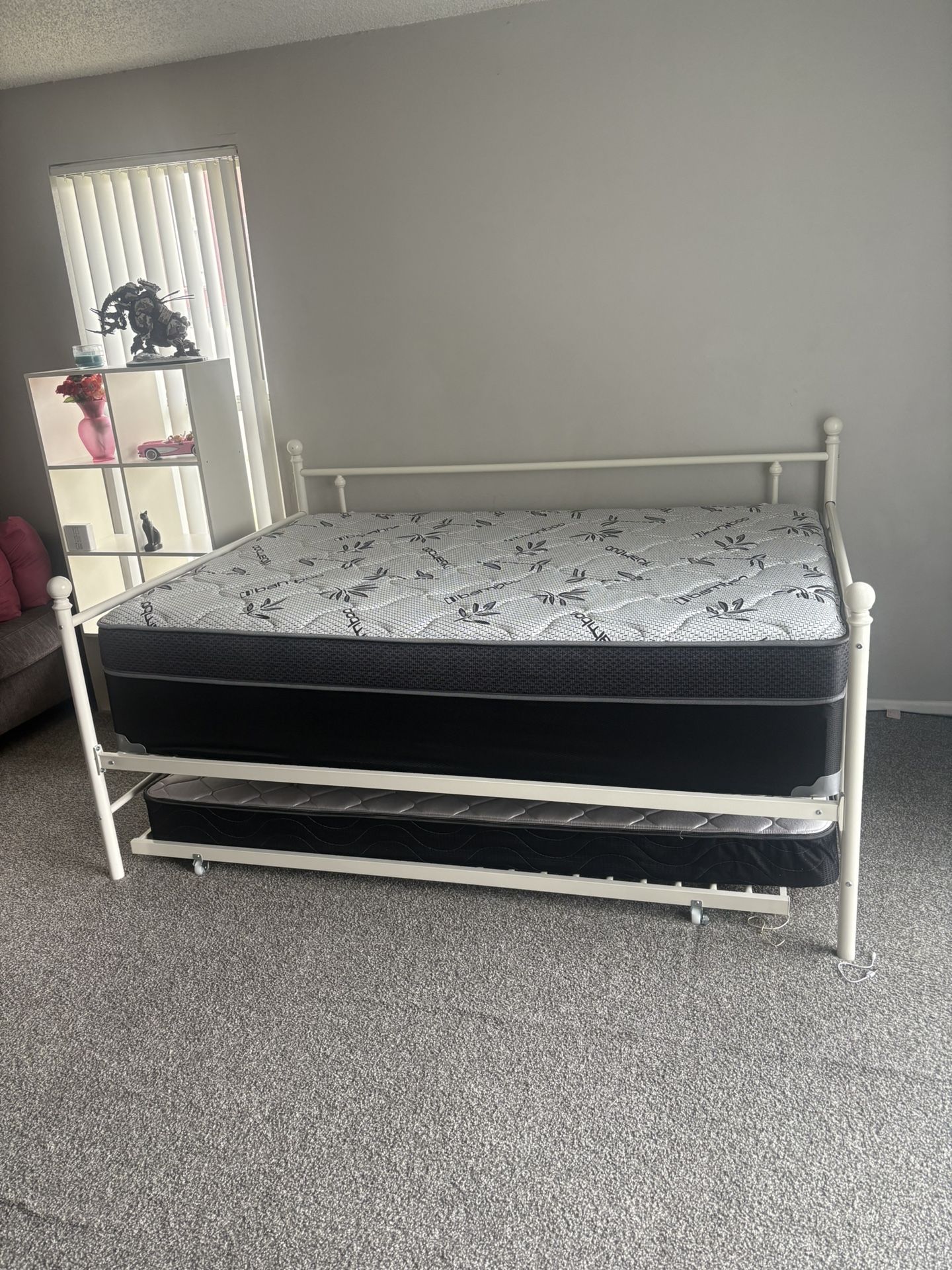 Full Size Day Bed—twin Trundle