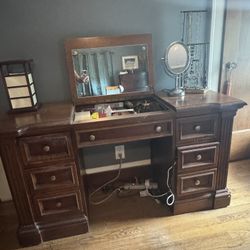 BR Vanity Desk W/ Mirror