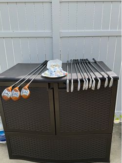 RIGHT HANDED GOLF CLUB SET AND BAG WITH CLUB COVERS AND CADDIE.BALLS AND TEED