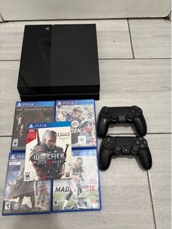 PS4 Bundle – 2 Controllers + 5 Games