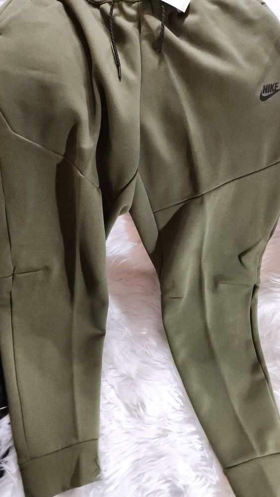NEW w/Tags Nike Tech Fleece Pants Joggers Olive Green And Black Men’s Size XL.