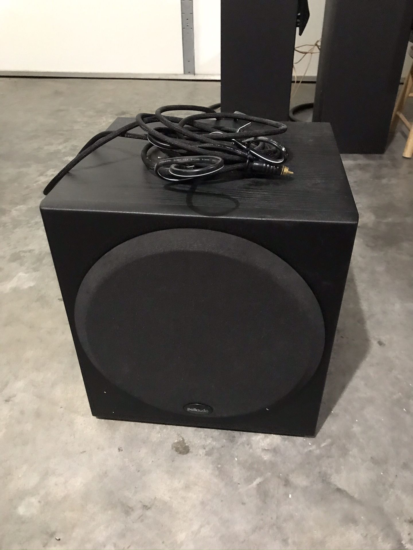 Polkaudio powered subwoofer color : Black