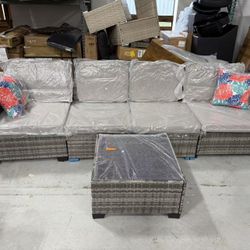 Brand new 5 pieces outdoor patio set with table and cushions 
