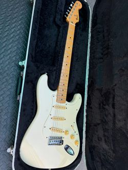 Fender Stratocaster MN552194 Vintage Electric Guitar with hard case. Check out the pictures. Last picture shows a bit of damage but overall solid
