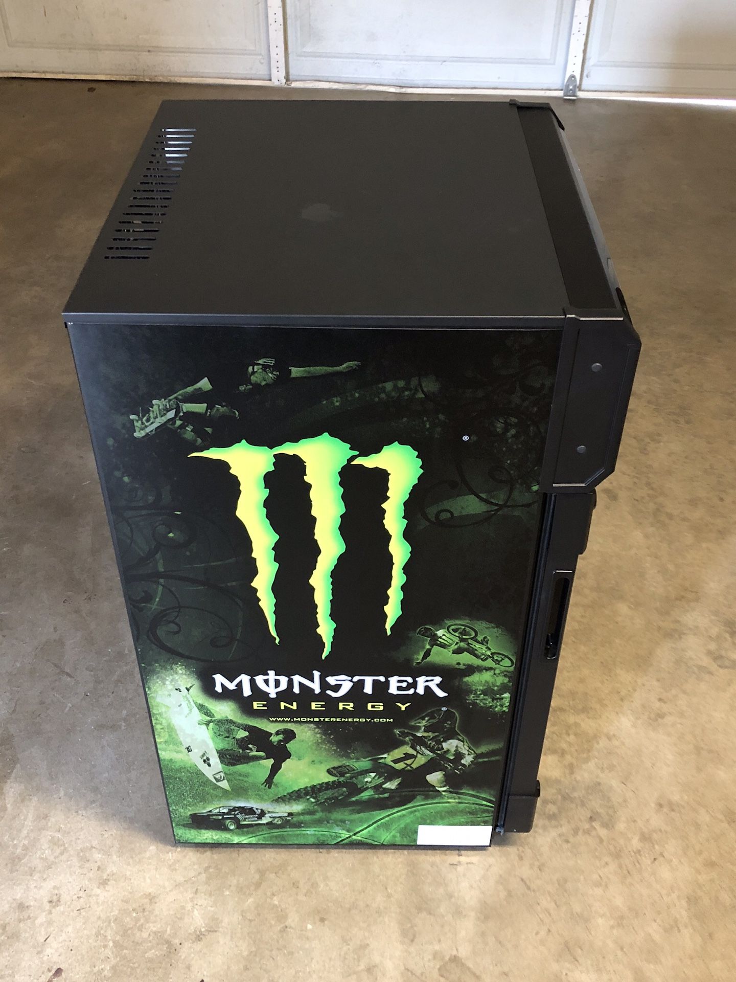 BRAND NEW MONSTER MINI FRIDGE COOLER REFRIGERATOR G6CB Red Bull