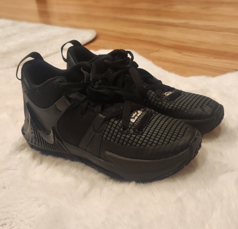 Nike Big Kid Lebron Witness VII Basketball Shoes
