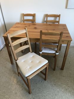 Kitchen table+4 chairs and pads
