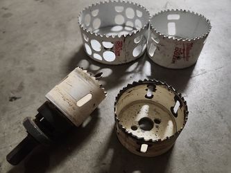 4 Milwaukee Hole saw s with connection rod