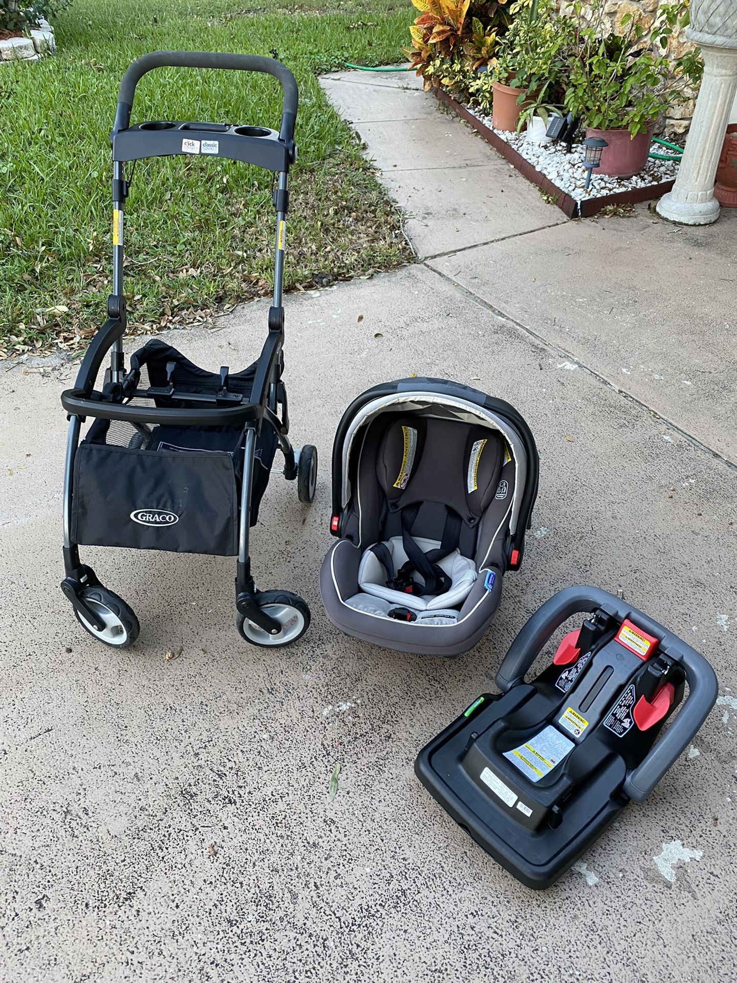 Set Of Graco Car seat and Infant Car seat Carrier 