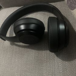 Beats Solo 3 WILL TRADE FOR NINTENDO SWITCH GAME CARDS