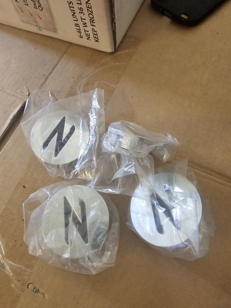 Nissan Black "Z" Lettering Center Caps