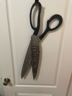 vintage-style oversized scissors sign
