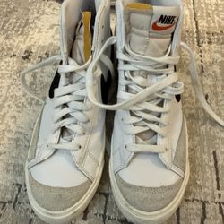 Nike Women’s Size 9, Men’s 7