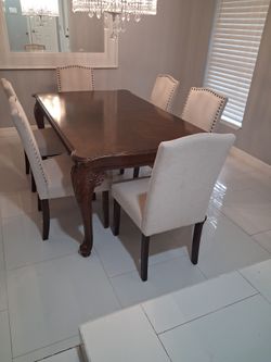 Dinnig table set. 6 chairs     I can delivery for extra fee
