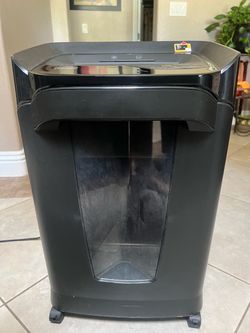 STAPLES Shredder / x18 Pages