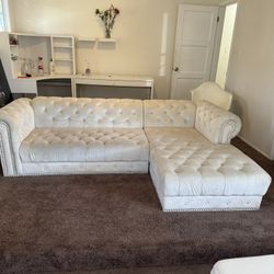 Luxury Tuffed Sectional Couch 