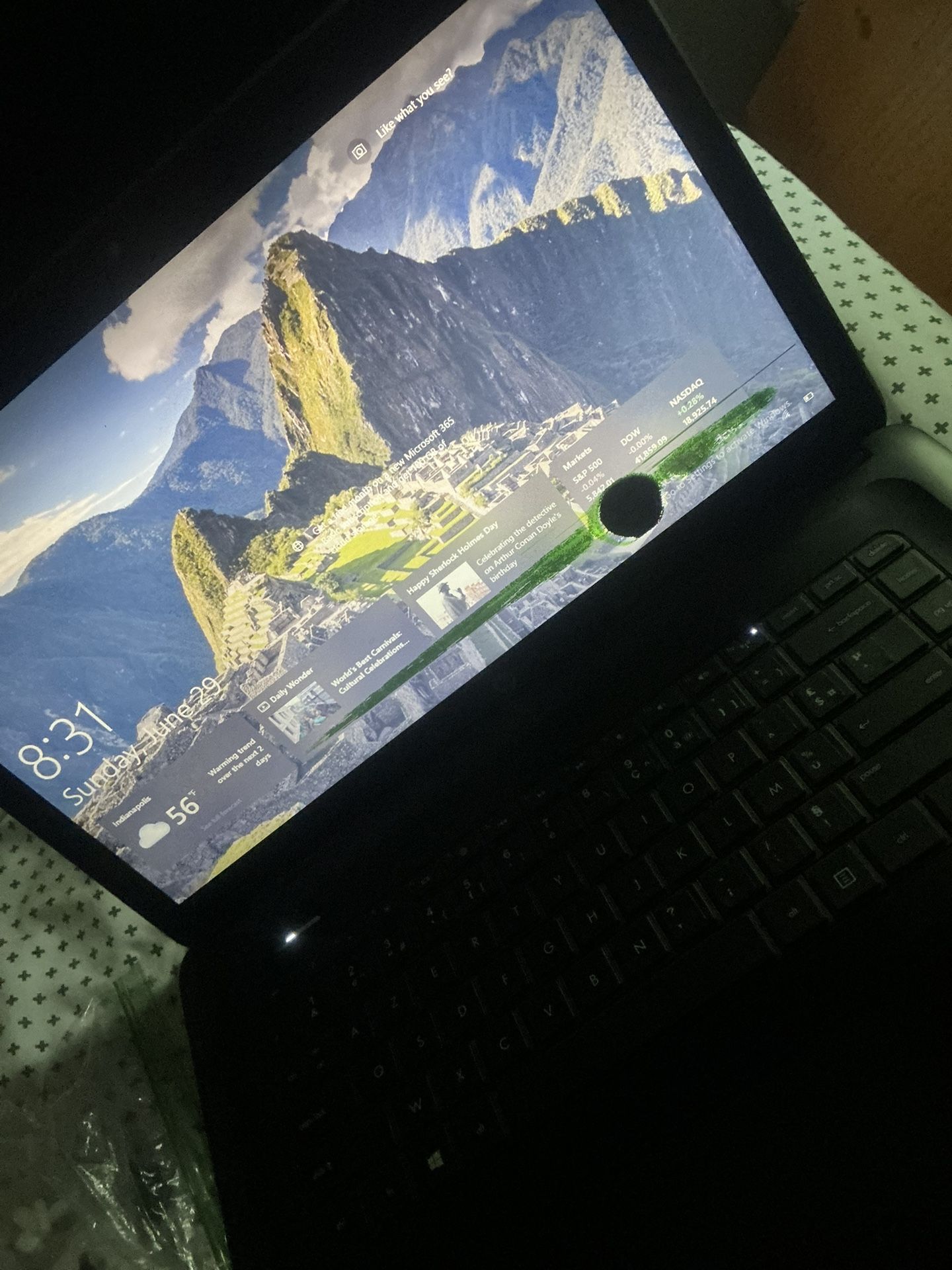 HP 2000 NOTEBOOK - AMD E2-1800 - 4GB RAM - Mostly For Parts