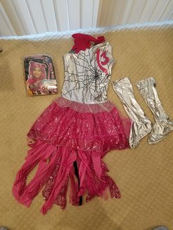 Girl's Costume set: includes dress, wig and boots covers.