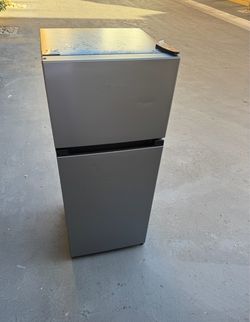 Míni fridge 2 door household refrigerator freezer (free local delivery in San Diego area) $150 firm
