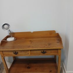 Nice Wood Desk With A Lamp And Wheels .100$ 