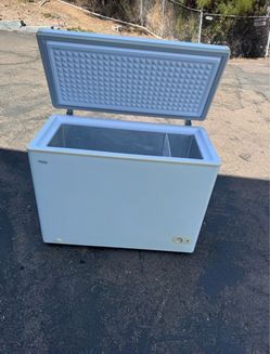 Freezer household large deep chest (free local delivery)
