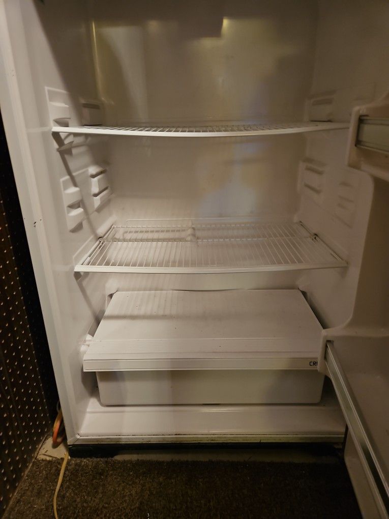 FREE REFRIGERATOR (NOT STAYING COLD ENOUGH) for Sale in Fort Lauderdale