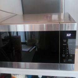 LG Microwave - Like New