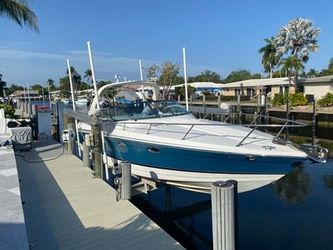 2005 32 Formula cabin cruiser boat