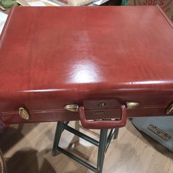 Titanic style old Samsonite suitcase.