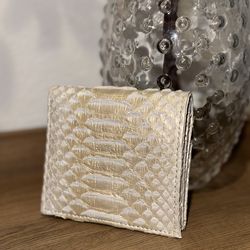 Leather wallet with zipper