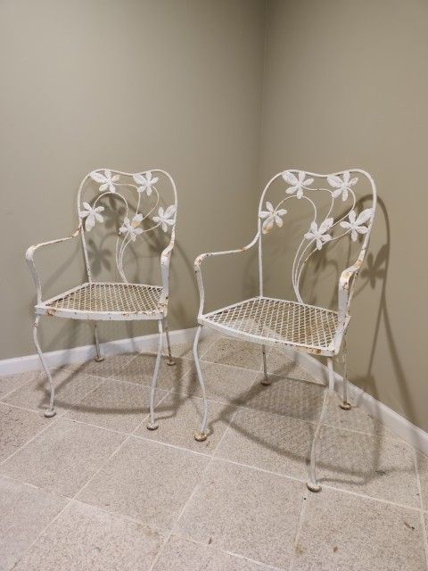 vintage John Salterini-style wrought iron dining armchair with a maple leaf design.