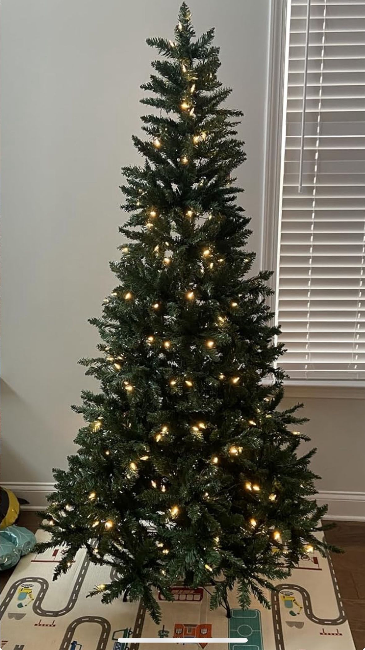 Hykolity 6 ft Prelit Christmas Tree, Artificial Christmas Tree with 250 Warm White Lights, 1032 Tips, Metal Stand and Hinged Branches