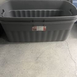 50 Gallon- Rubbermaid Roughneck- Like New Storage Container w/Lid